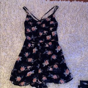 Floral Romper- Hollister🤍